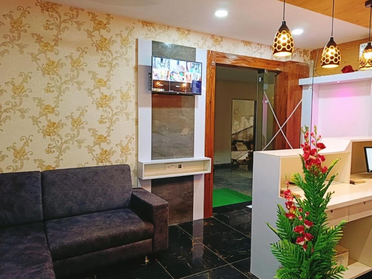 Hotel Maan Palace ヴァドーダラー エクステリア 写真